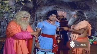 Dr Rajkumar knows the truth about Mayura Dynasty  Mayura Kannada Movie Scenes [upl. by Dovev]