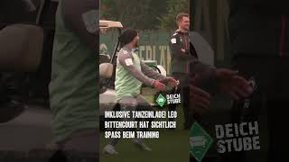 Spaß im Training des SV Werder Bremen Leo Bittencourt siegt beim Fußballtennis und tanzt Shorts [upl. by Hnahc]