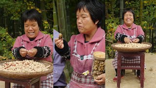 花生炒熟，與糖熬制融合，冷卻切塊得花生糖乡村烹饪 乡村 乡村生活 food [upl. by Radloff]