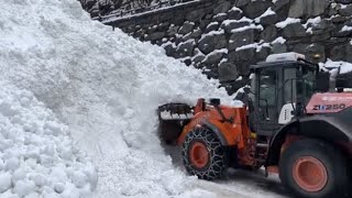 Il video delle operazioni di sgombero della neve caduta con la valanga a Gressoney [upl. by Lasley]