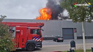 Uitslaande brand verwoest bedrijfsverzamelgebouw in Hellevoetsluis [upl. by Morel]