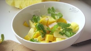 Ananas en Mango schillen  SOS Piet  VTM Koken [upl. by Namara251]