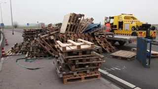 Aanhangwagen met pallets gekanteld op de N201 bij Amstelhoek [upl. by Leduar232]