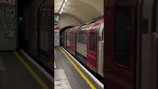 London Underground Central Line  1992 Stock  departing from Holborn tube Station  Door Struggle [upl. by Asir]