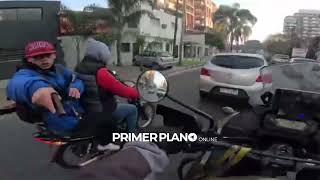 EL IMPACTANTE VIDEO DE CÓMO UN MOTOCICLISTA ESCAPÓ DE MOTOCHORROS EN PLENO CENTRO DE MORÓN [upl. by Tekla]