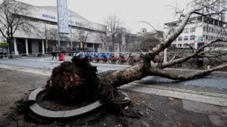 El vendaval de la tormenta Eunice deja dos muertos y paraliza el Reino Unido [upl. by Ariaec352]