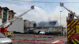 Ciboure 64  les pompiers tentent de circonscrire un feu violent [upl. by Anyah]