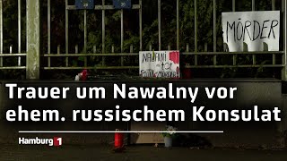 Blumen und Protestschilder Menschen gedenken Nawalny in Hamburg [upl. by Crabb]