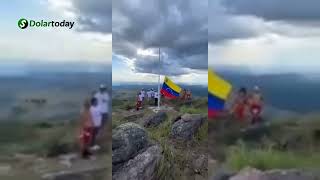 ¡Atención Indígenas venezolanos bajaron la bandera de Guyana e izaron la de Venezuela [upl. by Bucky]