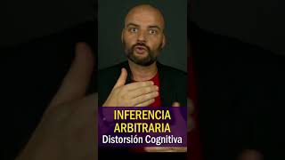 🧩INFERENCIA ARBITRARIA · Distorsiones Cognitivas · Psicología en un minuto · Shorts [upl. by Asiulairam]