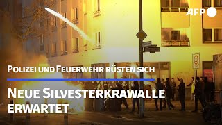 Polizei und Feuerwehr erwarten wieder Krawalle zu Silvester  AFP [upl. by Oelak183]