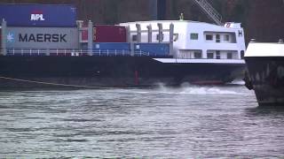 Gütermotorschiff auf dem Rhein festgefahren [upl. by Onitnatsnoc439]