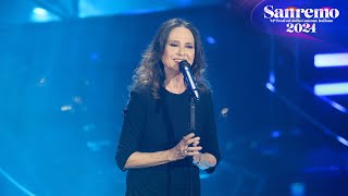 Sanremo 2024  Gigliola Cinquetti canta quotNon ho letàquot a Sanremo 2024 [upl. by Marfe]