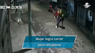 Ladrones intentan asaltar a una mujer en Ecatepec pero ella gana el forcejeo y huye [upl. by Paulita256]