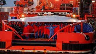 Migrantes resgatados pela Proactiva Open Arms à espera de porto seguro [upl. by Fleta]