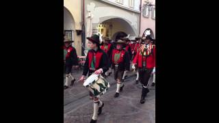 Sfilata tirolese in costume con la banda a Merano [upl. by Ivett149]