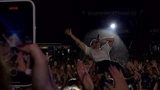 Wincent Weiss  Frische Luft 18822 in Hamburg mit Crowdsurfen [upl. by Enaile177]