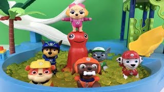 Paw patrol juguetes españolpatrulla canina fiesta parque acuatico y piscina de guarderia infantil [upl. by Llednahs]