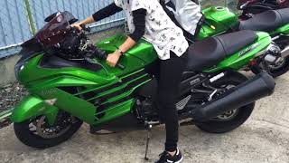 【バイク女子】Ninja ZX14RでGSX1300R隼の引き起こし練習 [upl. by Nylteak]