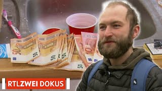 quotIch lasse mich von der Arbeiterklasse finanzierenquot  Armes Deutschland  RTL ZWEI DOKUS [upl. by Inalaek]