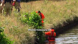 Hond in en uit Kanaal in Hoogeveen [upl. by Darrick]