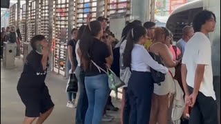 EVANGELISMO CREATIVO DE ESTE JOVEN SORPRENTE A TODOS EN LA ESTACIÓN DE BUS 🔥 [upl. by Korten768]