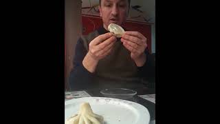 Hinkali nasıl yenir როგორ ვჭამოთ ხინკალი  How to eat khinkali  Gürcü Kafe  ქართული კაფე [upl. by Audie]