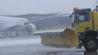 Aéroports de Paris mobilisé face à la neige [upl. by Ennovad]