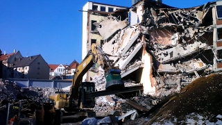 Bagger im Einsatz  Abriss Gebäude mit Magnet [upl. by Korie]