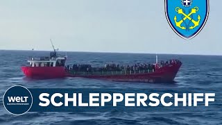 FLUCHT AUF FRACHTER Havariertes Schiff mit 400 Migranten steuert griechischen Hafen an [upl. by Notnerb]