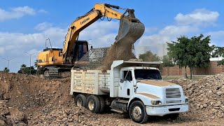 Excavadora cargando volteos con cribas de caballete [upl. by Nyltiac511]