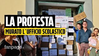 Insegnanti protestano quotmurandoquot lufficio scolastico a Napoli quotBasta nuovi concorsi siamo precariquot [upl. by Repsag]