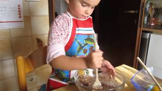 Sara 4 anni prepara la sua prima torta al cioccolato [upl. by Jerald872]