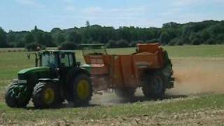 Epandage de compost 2010 avec 2 épandeurs [upl. by Irme389]