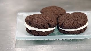 Whoopies pies tout chocolat  NotreFamillecom [upl. by Attalie934]