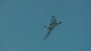 Vulcan Bomber Howls into a near vertical climb on full power and rolls upside down [upl. by Parrnell]