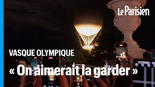 Vasque olympique  la foule entonne la Marseillaise lors du dernier envol de la flamme [upl. by Bone]