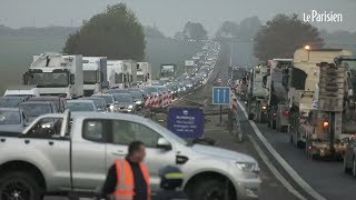 Gazole trop cher  les professionnels en colère bloquent les routes [upl. by Conlee]