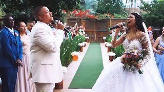 Noivos cantam no casamento a mesma música que cantaram no dia em que se conheceram Veja até o final [upl. by Notnilc]