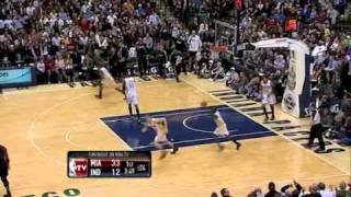 Dwyane Wade throws a 92ft alleyoop baseball pass to Lebron James [upl. by Enaerb]