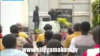 Humour Koffi olomide dans ladoration [upl. by Nnylhsa822]