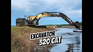 Excavator dig soil to flow water [upl. by Geldens894]