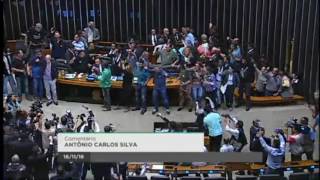 Momento em que manifestantes invadem o plenário da Câmara dos Deputados [upl. by Schreiber]