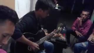 Fildan Rahayu bermain gitar di Asrama Buton Makassar sebelum memgikuti audisi di Makassar [upl. by Sherman]