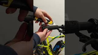 Quando e come cambiare facilmente le manopole della bici Tutorial shorts [upl. by Ariik]