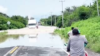 nekat truk melintasi banjir yang menutupi jalan lintas yang lebar [upl. by Melton]