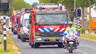 Grote optocht met brandweer politie en ambulances Heel veel sirenes [upl. by Knudson]