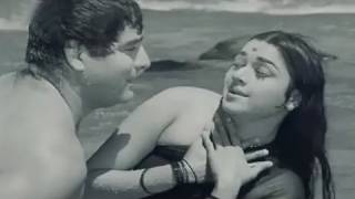 Yeh Kaun Hain Jiske  Asha Bhosle Mahendra Kapoor Aurat Song [upl. by Rochkind]