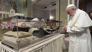 Papa Francisco rezando diante o Corpo incorrupto de São Padre Pio de Pietrelcina [upl. by Kiryt]