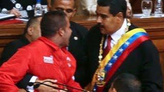 HOMBRE LE QUITÓ EL MICRÓFONO A NICOLAS MADURO EN JURAMENTACIÓN [upl. by Frymire]